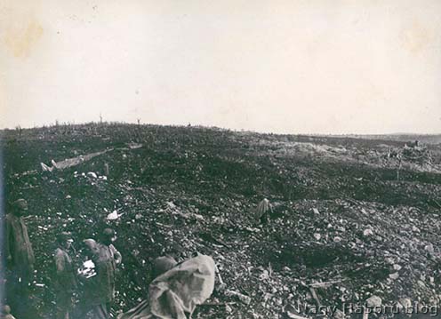 Útépítés az elhagyott olasz állásokon keresztül 1917 októberének végén. A kép hátterében jobbra Kostanjevica romjai