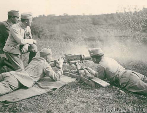 Kézi géppuskás kiképzés Collalbrigónál 1918 tavaszán: Schultz főhadnagy, Kókay László, Szarafolyán hadnagy és Amusca zászlós