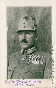 Zeiss Oszkár ezredes, a cs. és kir. szegedi 46. gyalogezred parancsnokának fotója Kókay László feliratával. A cs. és kir. debreceni 39. gyalogezredtől 1915. július 4-én a Doberdón került a 46-osokhoz és a háború végéig az ezred parancsnoka maradt