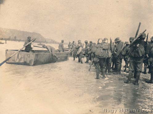 Beszállás a pontonokba. A szegedi 46/III. zászlóalj átkelése Mercadellinél 1918. június 15-én délelőtt 11 órakor.