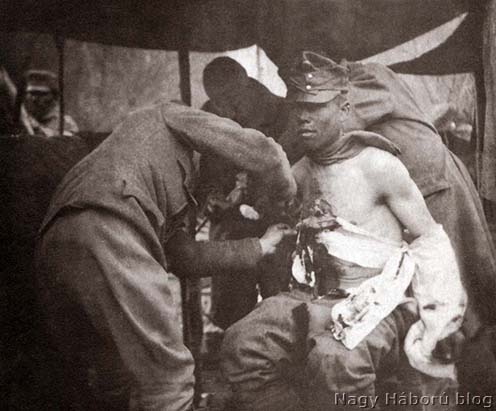 Sebesült katona ellátása a segélyhelyen