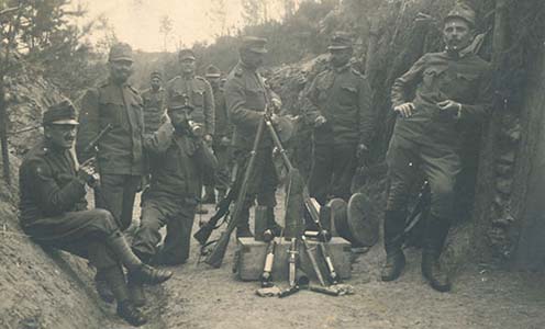 Osztrák-magyar katonák és „fegyver arzenáljuk”, a bal oldali katona kezében rakétapisztoly