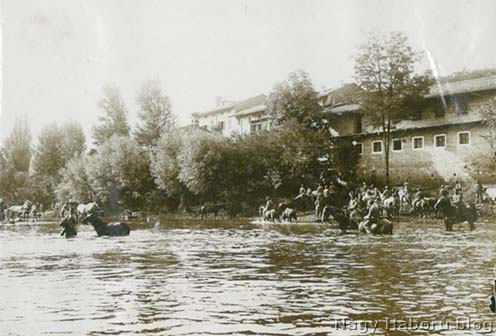 A Wippach (Vipava) folyó partja itató lovasokkal 1916-ban
