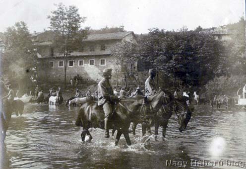 Itató lovasok a folyónál