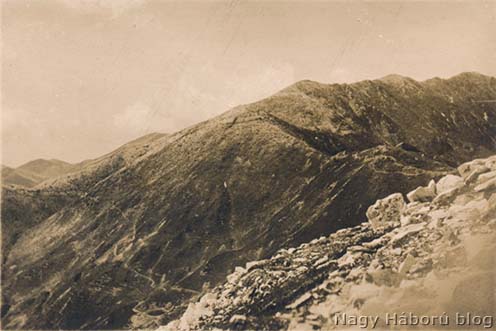 Az események helyszíne a Monte Solarolo a Fontana Saccáról. A kép közepén a Piramiden Kuppe, a Piramis kúp