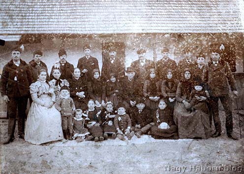 A Sárközy család az 1910-es években. Sárközy Gergely a kép bal szélén áll