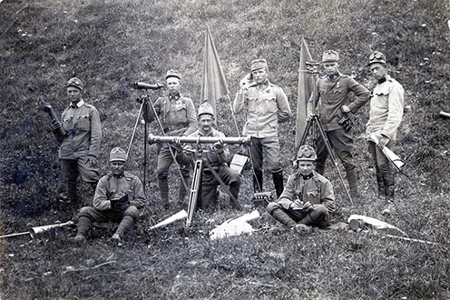 Az ütegtörzs 1915 tavaszán egy gyakorlaton. A kép bal szélén a naplóíró – fotó a naplóból