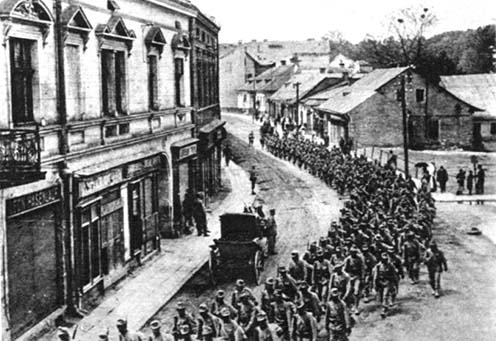 Osztrák–magyar csapatok a visszafoglalt Przemyślben (1915. június 3.)