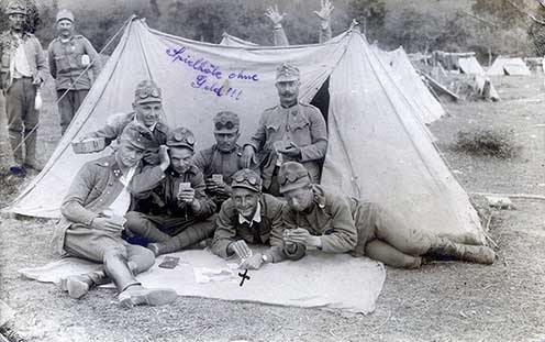 „A tröpolachi táborban” – kép a naplóból Somogyi Lajos eredeti képfeliratával. „Spielhöle ohne Geld”, vagyis „játékbarlang pénz nélkül”, olvasható a sátron