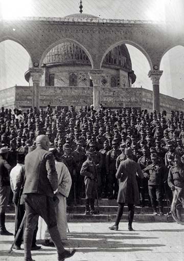 A magyar tüzérek csoportképe készül az Omár mecset (vagy Sziklamecset) előtt 1916-ban