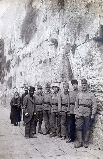 „A zsidók szent helye a Sirámok fala” – kép a naplóból Somogyi Lajos képaláírásával