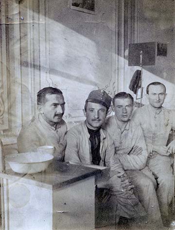 „Kórházban” – kép a naplóból Somogyi Lajos képaláírásával. A naplóíró 1917. december 5. és 1918. február 19. között Konstantinápolyban gyógykezelésen esett át, a kép is talán akkor készült