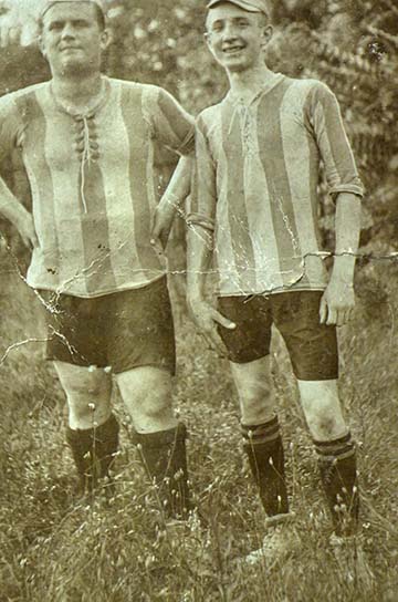 Somogyi Lajos (a kép jobb oldalán) futballmezben valamikor az 1910-es években. Nagyon szerette a labdarúgást, a fronton is rendszeresen futballoztak, ahogy majd a naplóban is olvasni fogjuk