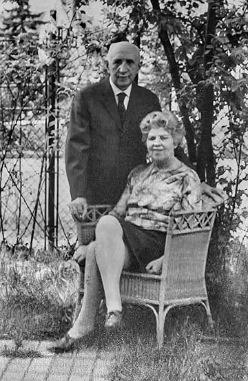 Somogyi Lajos és felesége idős korukban a házuk kertjében