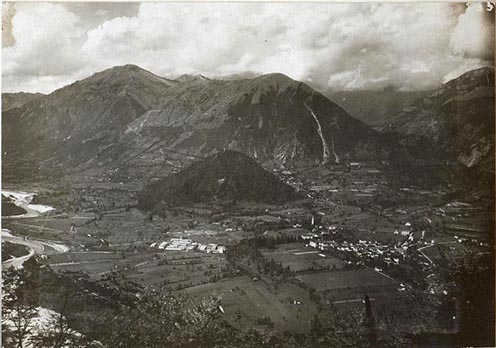 A Tolmeini-medence. Balra az Isonzó, a kép előterében a kúp alakú Schlossberg magaslata és Tolmein városa, a háttérben a Vodil és a Mrzli Vrh