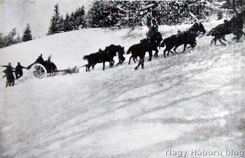 Nehéz kapaszkodó, útban a behavazott hegyi állásba /Kárpátok/