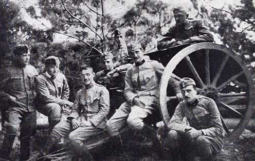 A 3. üteg Zaturcy előtt lövegállásban lévő tisztjeinek egy csoportja 1916 nyarán