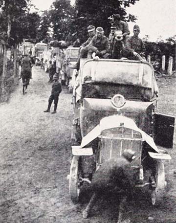 Prevoz delostreleckého pluku na nákladných automobiloch na talianskom fronte. 