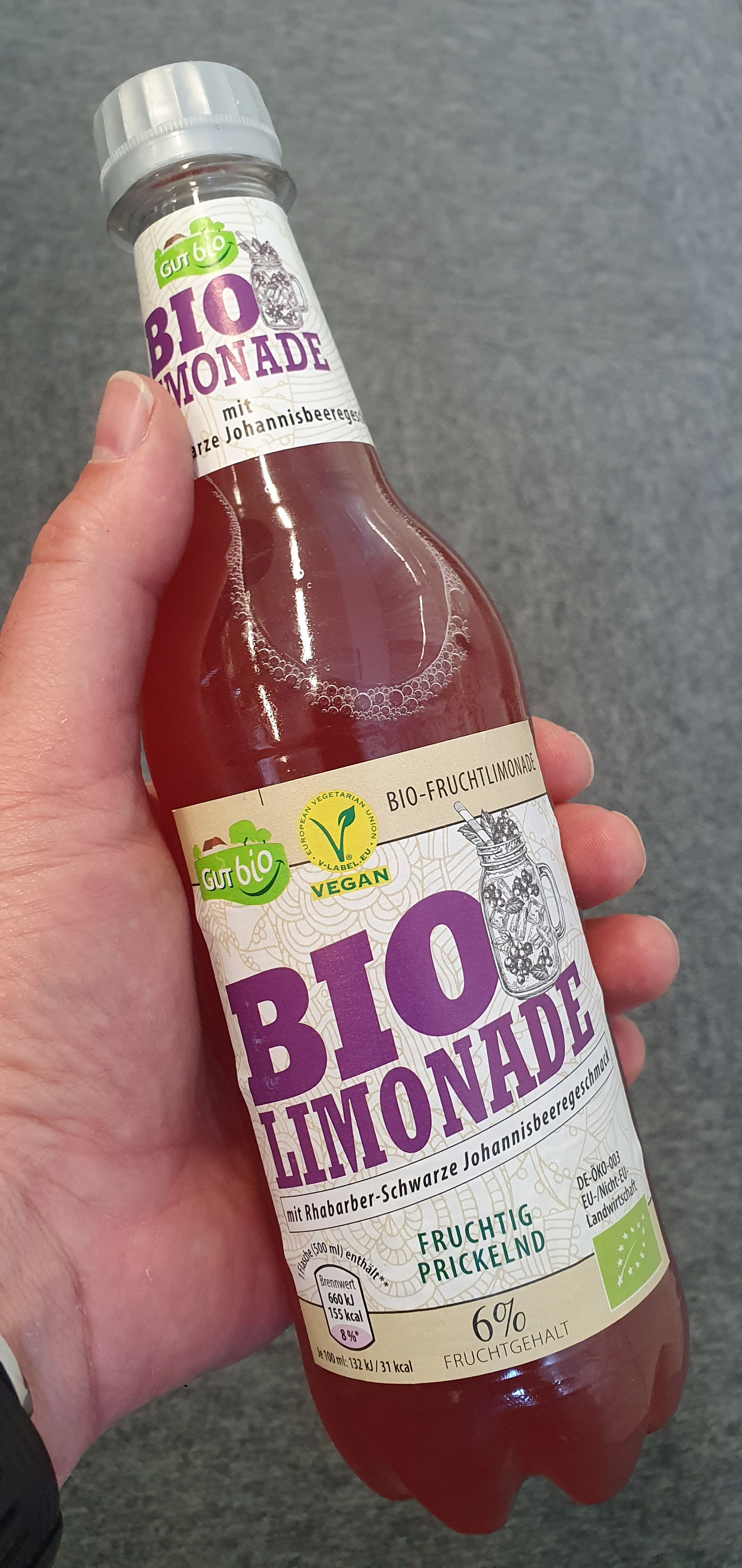 BIO Limonade mit Rhabarber – Schwarze Johannisbeergeschmack