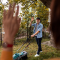 A kert, ahol a fűnyíró az úr – és a férj csak az inasa