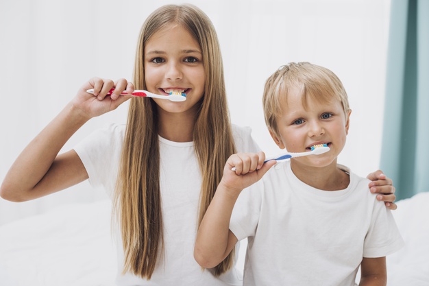 brothers-brushing-their-teeth-together_23-2148277197.jpg