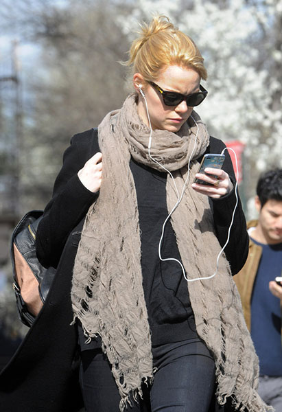 Emma-Stone-listened-music-her-iPhone-during-walk-through-NYC.jpg