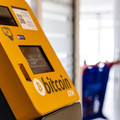 Eltakarítják a britek a kripto-ATM-eket