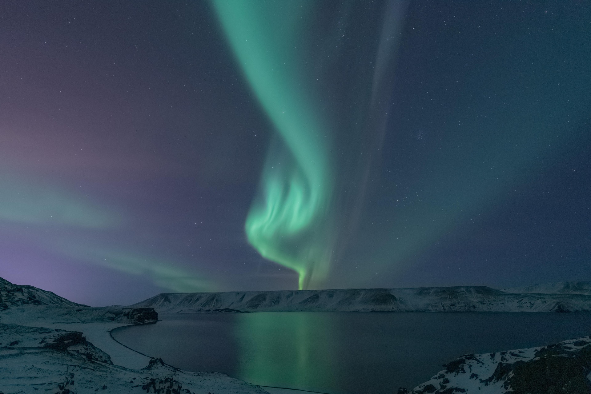 aurora-borealis-5599375_1920.jpg