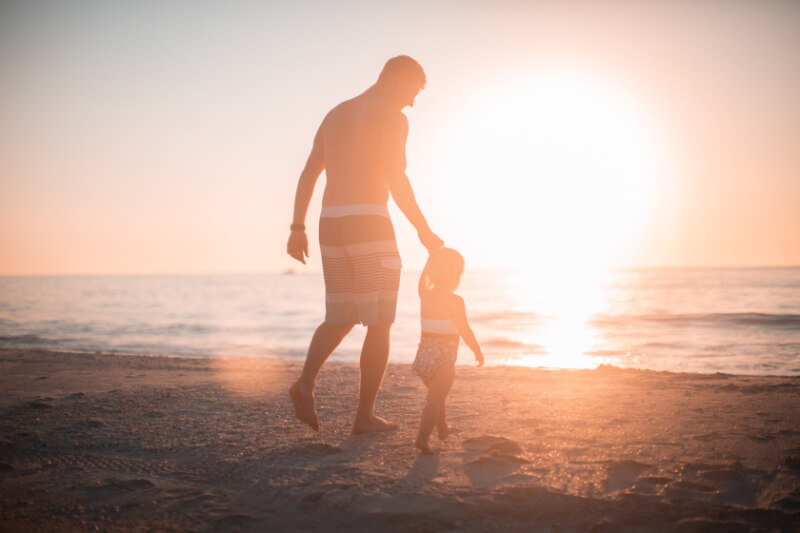 fathers-day-messages-father-child-beach-800x533.jpg