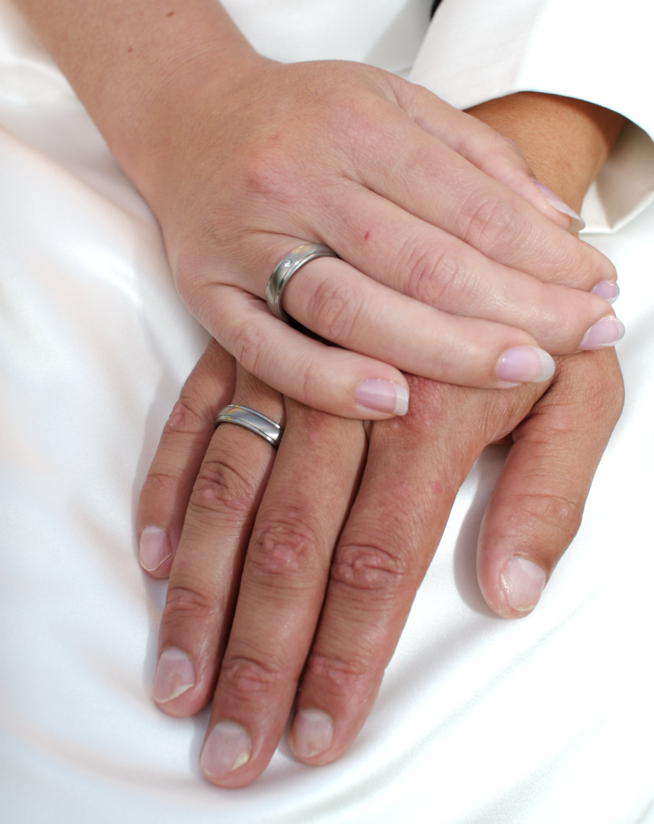 woman-holding-hands_s.png
