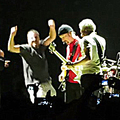 Leállt a U2 koncert, hogy egy rajongó is beszállhasson