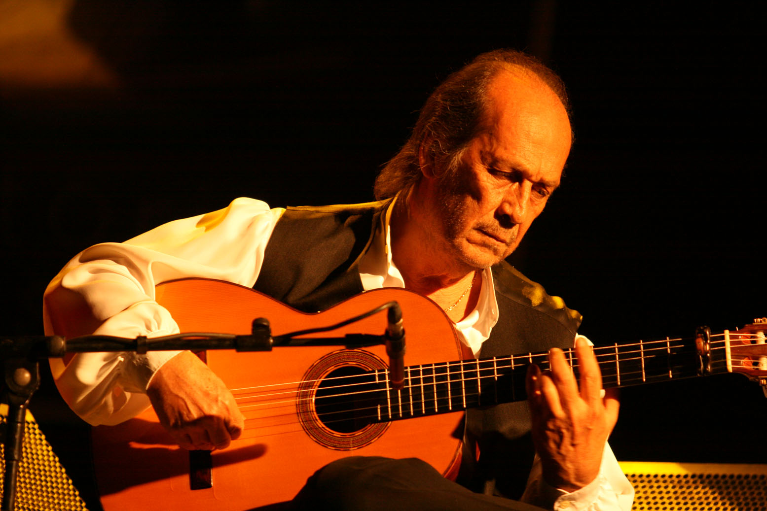 Paco de Lucia, a flamenco stílust ötvözte jazz elemekkel és a stílust olyan magas szintre emelte, hogy nemzetközileg elismert sztárként akár arénákat is megtöltött koncertjei során. 66 évesen, szívroham következtében hunyt el.