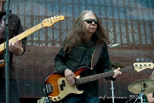 Rick Rosas. Neil Young basszusgitárosa volt hosszú évekig, de játszott Joe Walsh-sal és Ron Wooddal is. 65 évesen halt meg, tüdőbetegségben.