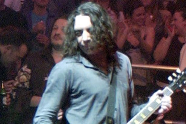 Robert Young, a Primal Scream alapító gitárosa, aki a banda olyan fontos albumain szerepelt, mint a ‘Sonic Flower Groove‘ és a ‘ Screamadelica‘ . Angliai lakásában találták holtan, a hivatalos közlemény szerint természetes halála volt. 49 éves volt.