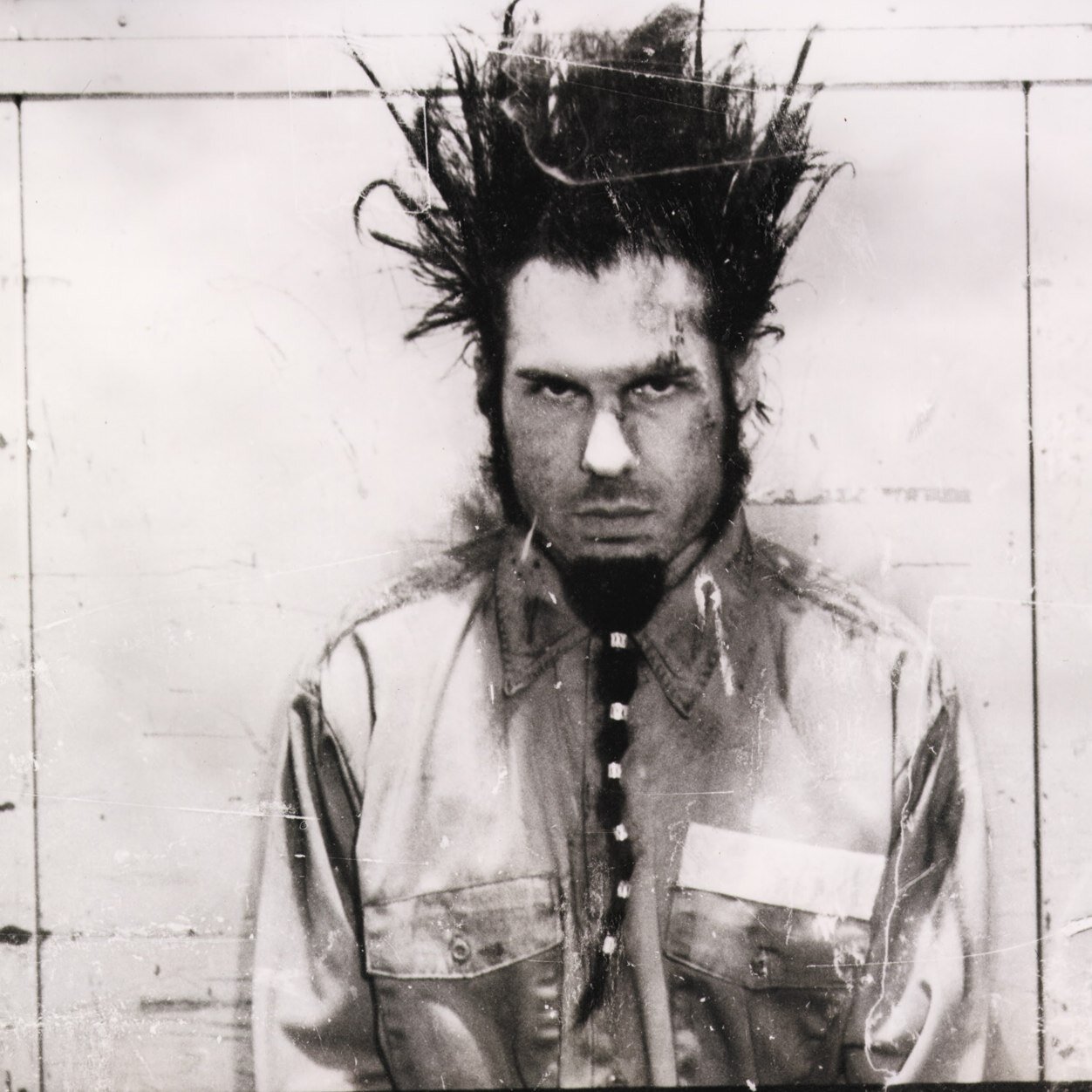 Wayne Static, a Static-X nevű indusztriál metál zenekar frontembere. A banda ‘94-ben alakult, számos albumuk jelent meg, 2010-ben feloszlottak, majd 2012-ben ismét összeálltak. A frontember 48 évesen, álmában hunyt el.