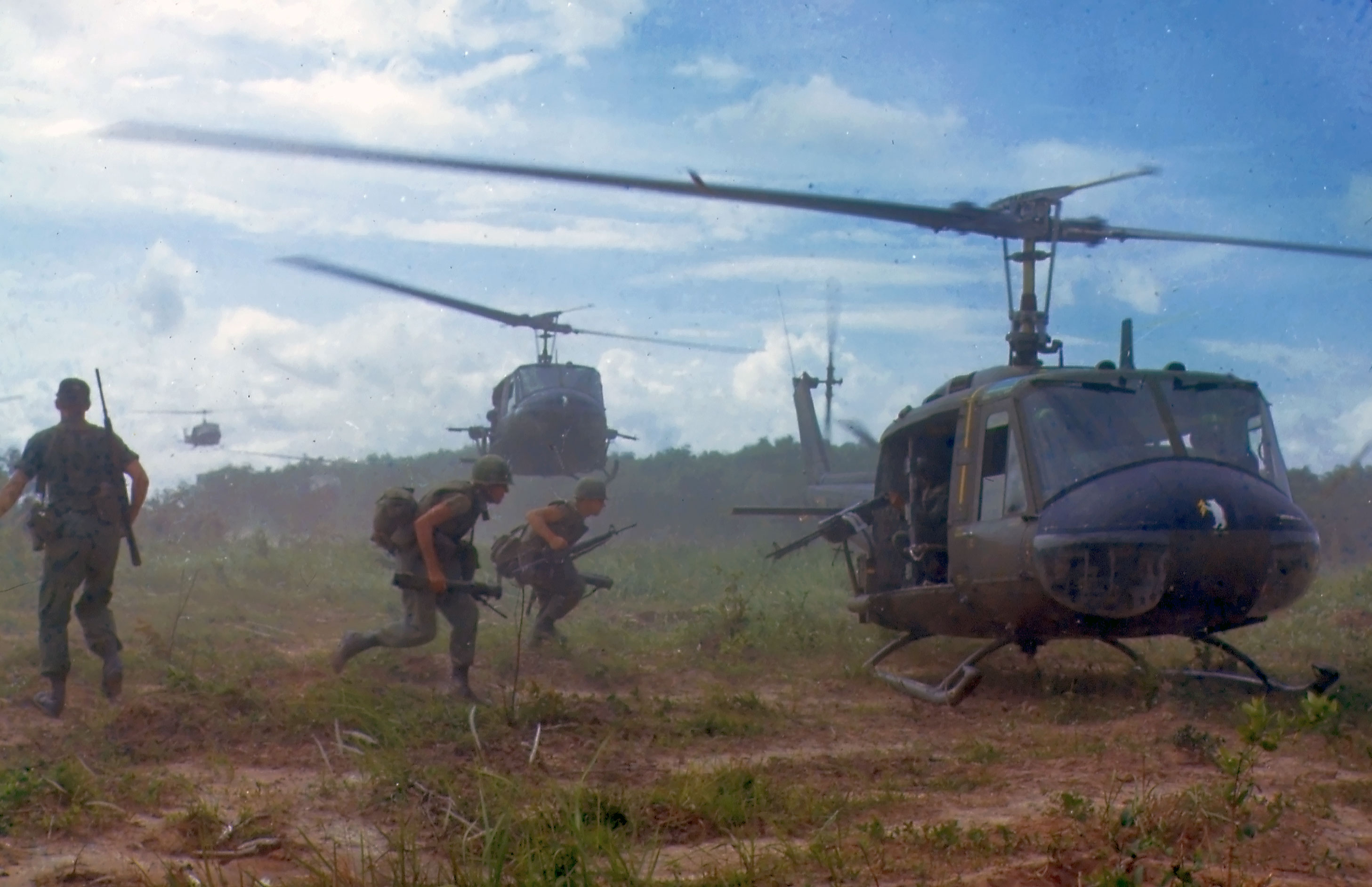 uh-1d_helicopters_in_vietnam_1966.jpg