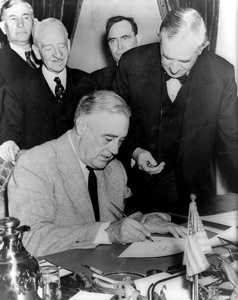 franklin_roosevelt_signing_declaration_of_war_against_germany.jpg