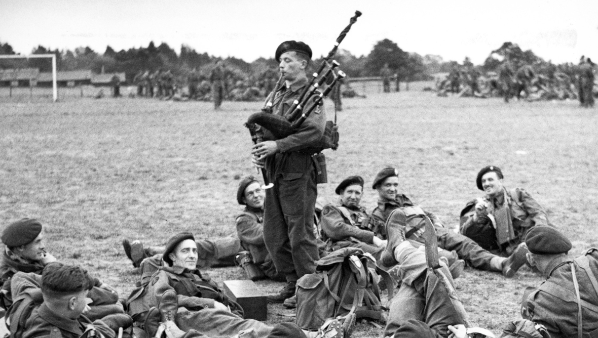 188966-bill-millin-playing-the-pipes-for-his-fellow-troops-in-1944.jpg