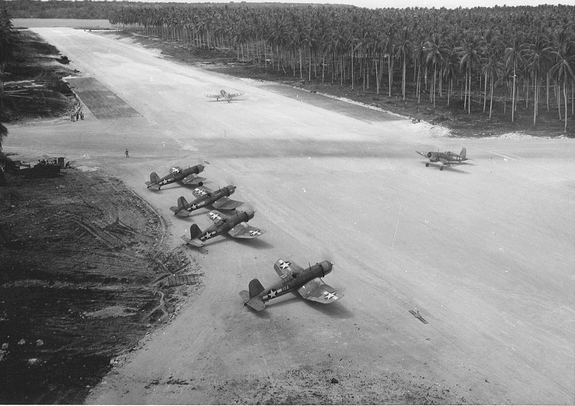 f4u_corsairs_of_vmf-123_on_the_russell_islands_1943.jpg