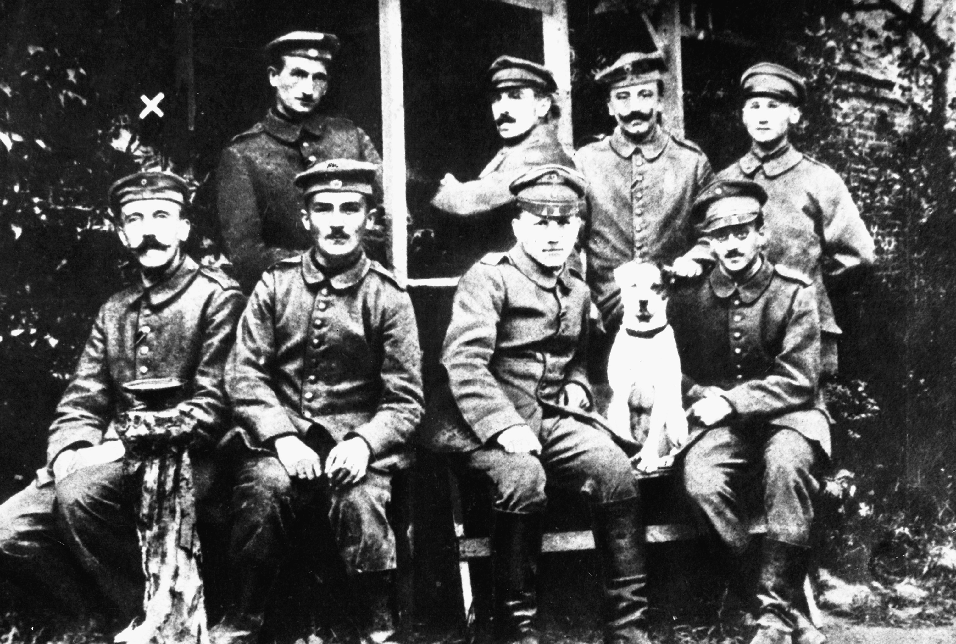 hitler_with_other_german_soldiers.jpg