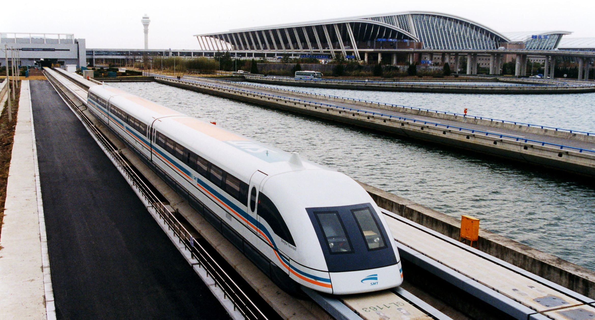 A_maglev_train_coming_out,_Pudong_International_Airport,_Shanghai.jpg