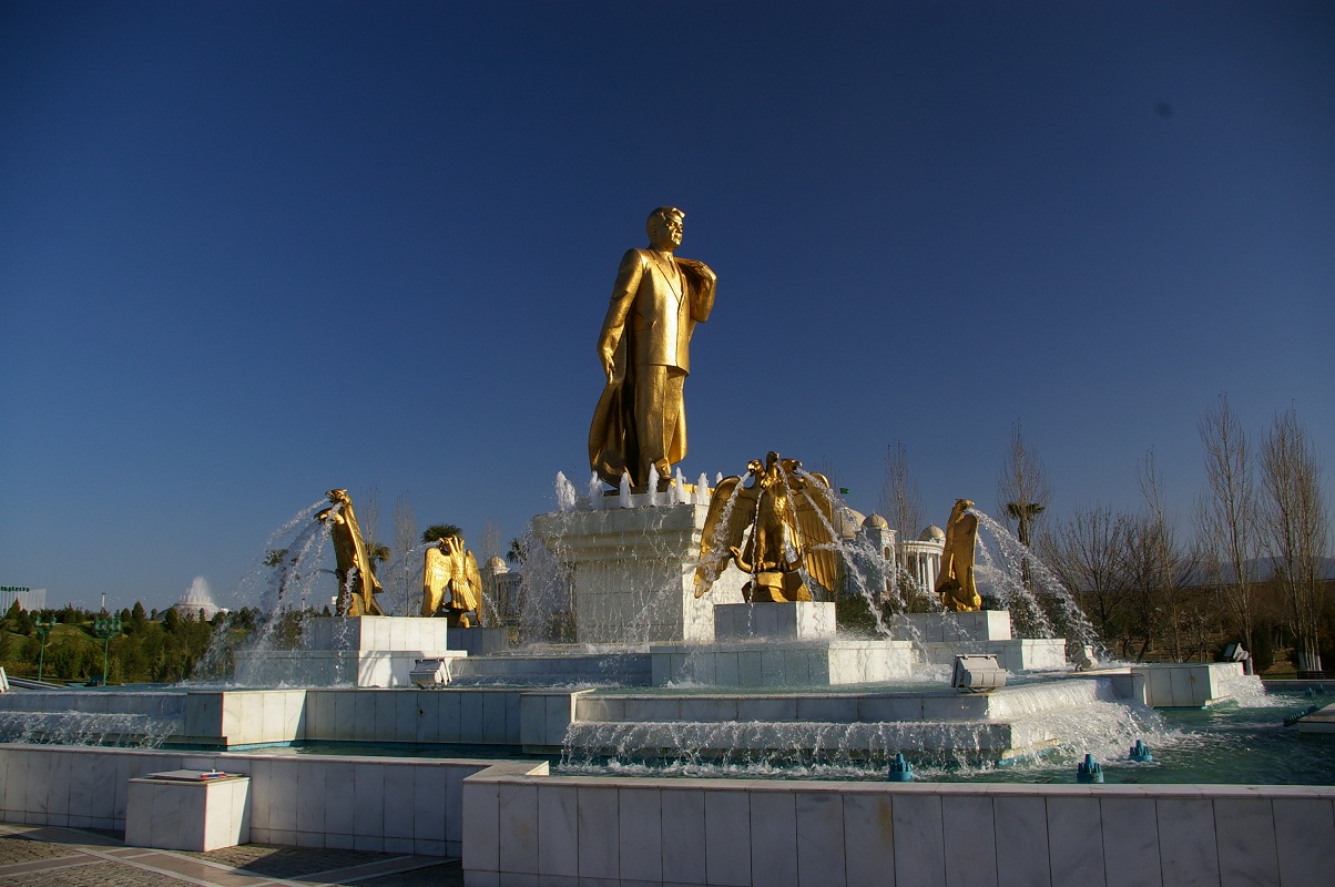 Golden_Statue_of_Niyazov.JPG
