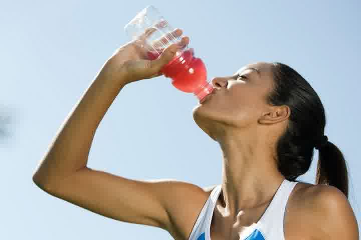 woman-drinking-energy-drinks.jpg