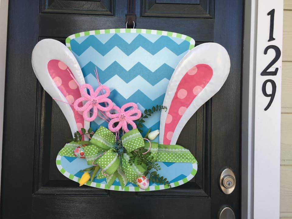 craft-paper-and-ribbon-designed-door-decoration.jpg