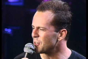 Bruce Willis elkap egy mikrofont, aztán…