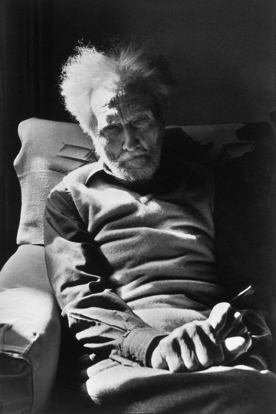 Henri Cartier-Bresson - Ezra Pound, 1971&lt;br /&gt;&lt;br /&gt;Ezra Pound - Meditáció&lt;br /&gt;&lt;br /&gt;Ha gondosan mérlegelem a kutyák különös szokásait,&lt;br /&gt;arra kell következtetnem,&lt;br /&gt;hogy az ember a felsőbbrendű állat.&lt;br /&gt;&lt;br /&gt;Ha mérlegelem az ember különös szokásait,&lt;br /&gt;megvallom, barátom, zavarba jövök.&lt;br /&gt;&lt;br /&gt;(Eörsi István fordítása)