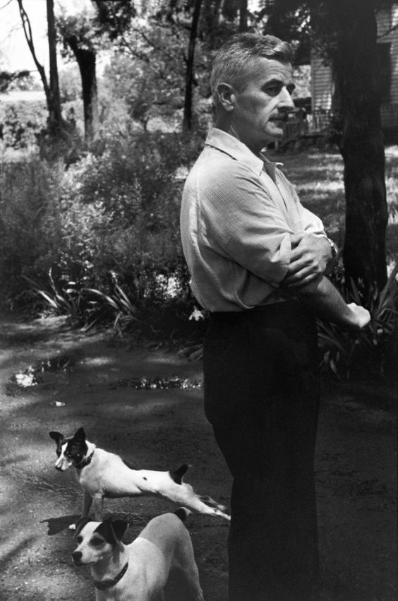 Henri Cartier-Bresson - William Faulkner, 1947 <br /><br />Faulkner, William: Ötven év után<br /><br />A háza néptelen s a szíve agg,<br />Visszhang és árny se csap be mást, csak őt,<br />Vaksi és görbe ujjain, ha köt:<br />Hálókat, melyek mit se tartanak.<br />De megannyi férfikar dicsérte, csak<br />Lebegtek érte, mint fehér madár:<br />Több koronát is fonhatott haján,<br />Karjai, mint Boszorka Aranyak.<br /><br />Tükre mind tudja hány tanúja volt,<br />Mert tőlük álmokból álmokba kelt,<br />S meglágyult előttük, míg fürtöket<br />Font. Ifjak szívét behálózta ott,<br />Vakon követték, mint csepp illatot,<br />Mi csapdaként ölelte létüket.<br /><br />(Horváth Lajos fordítása)<br />