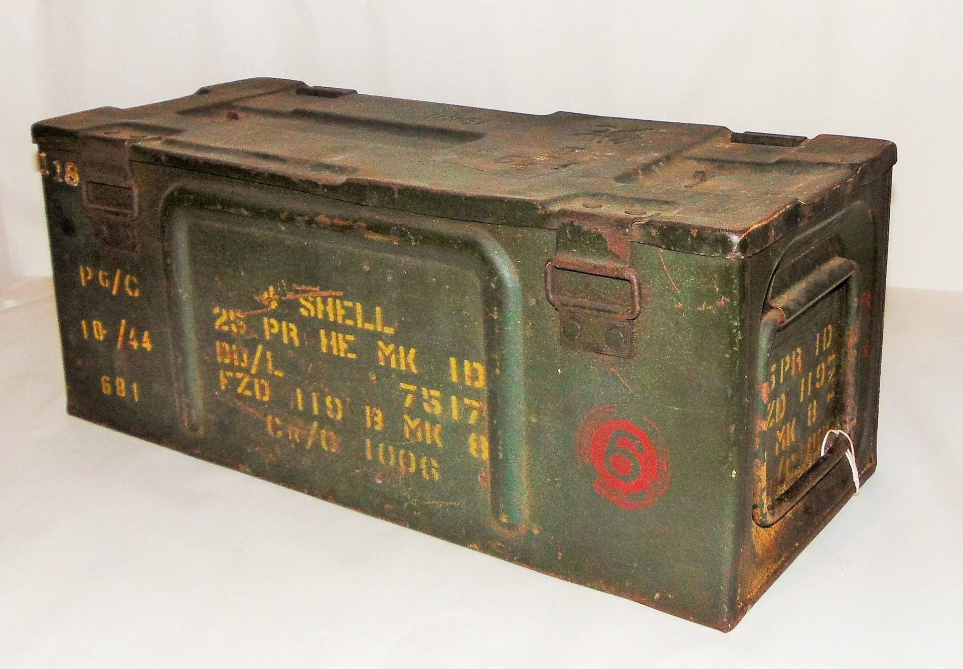 ammunition_box_25_pounder_grenades_4_shells.JPG