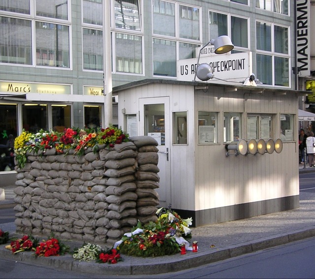 checkpoint-charlie-250594_640.jpg