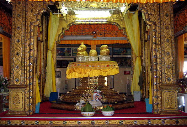 1024px-Hpaung_Daw_U_Pagoda_Buddhas.jpg